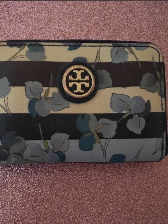 Tory Burch Handbags - Tory Burch Robinson Primula blue flowers wallet